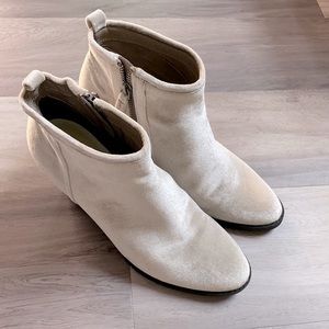 Dolce Vita Velvet light gray Booties 7.5